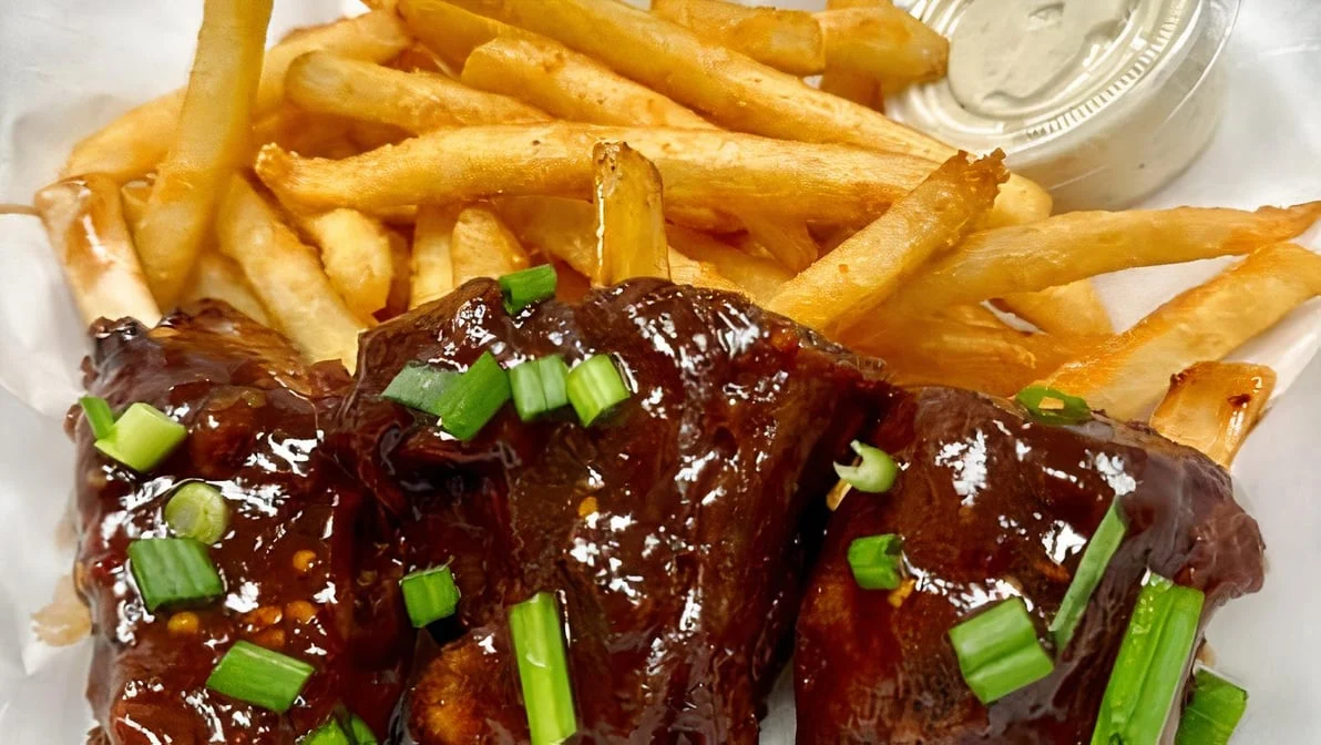 Pig Wings with fries