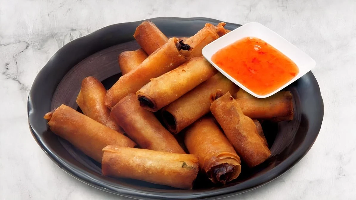 Y19. Egg Rolls (8 PCS) With Sweet Sour Sauce 春卷 (附甜酸醬)